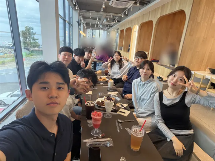 카페 긴 테이블에 모여 앉아 찍은 셀카