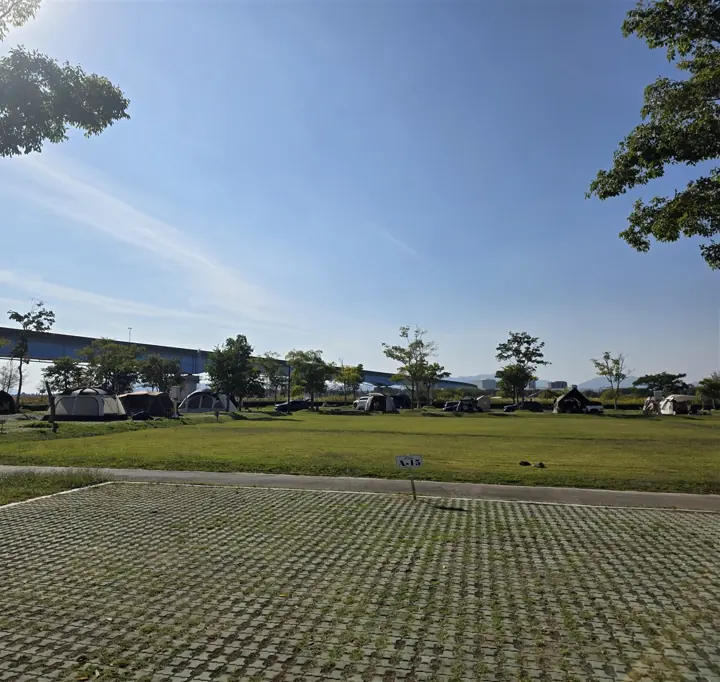 텐트가 늘어선 캠핑장 잔디밭