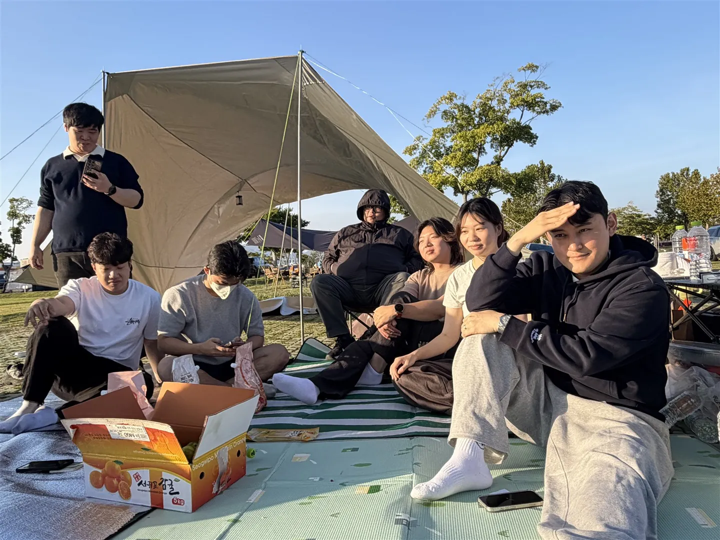 오후 햇살 아래 매트에 앉아 쉬는 모습