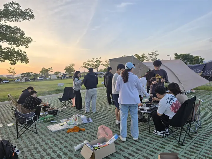 해질녘 바비큐를 준비하는 모습