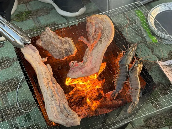 그릴 위에서 굽는 고기와 새우