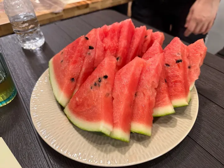 접시에 담긴 수박