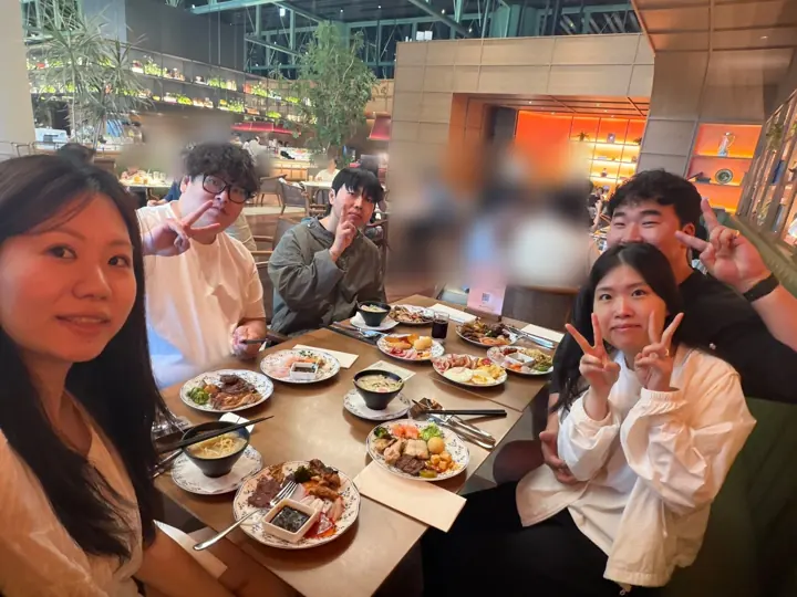 식당에서 함께 식사하며 찍은 셀카